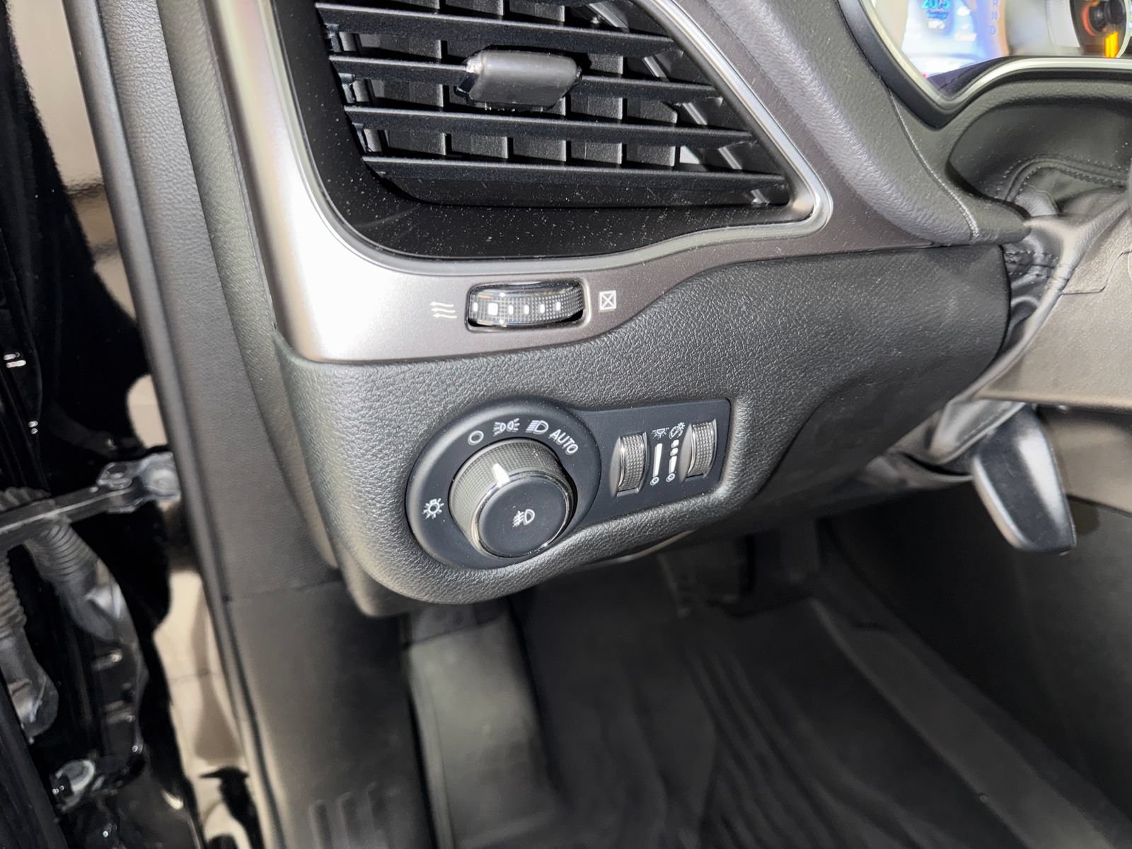 Used 2022 Jeep Cherokee Latitude Lux w/ Mopar Interior Package AWD/4WD image 18