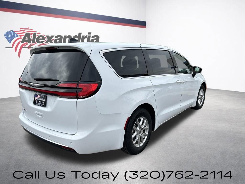 Used 2024 Chrysler Pacifica Touring-L FWD image 6