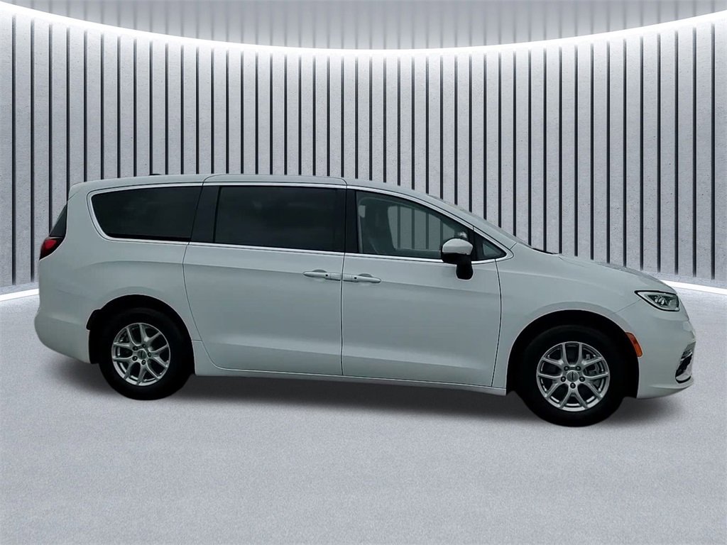 Used 2023 Chrysler Pacifica Touring-L image 4