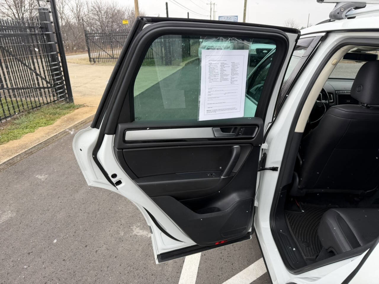 Used 2016 Volkswagen Touareg VR6 image 18