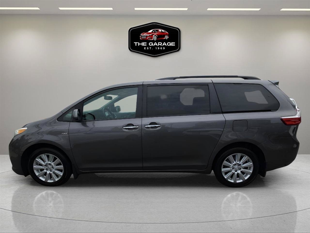 Used 2017 Toyota Sienna XLE w/ XLE Navigation Package AWD/4WD image 3