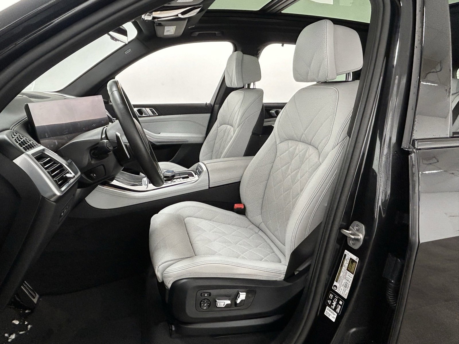 Used 2025 BMW X5 M60i image 28