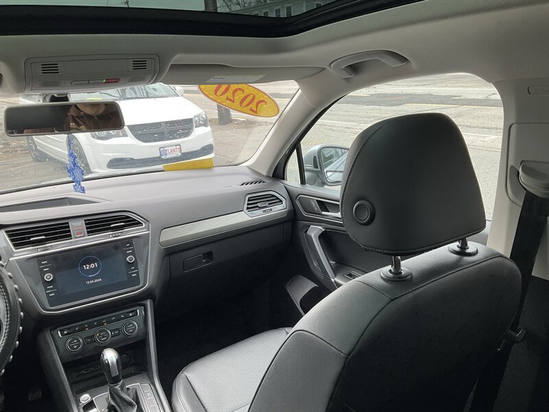Used 2020 Volkswagen Tiguan SE w/ Panoramic Sunroof Package FWD image 20