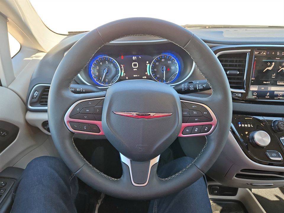 Used 2024 Chrysler Pacifica Touring-L image 14