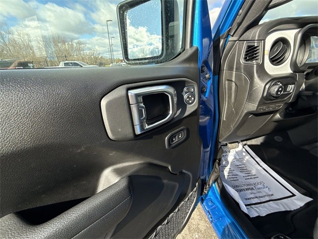 Used 2025 Jeep Gladiator Sport image 13