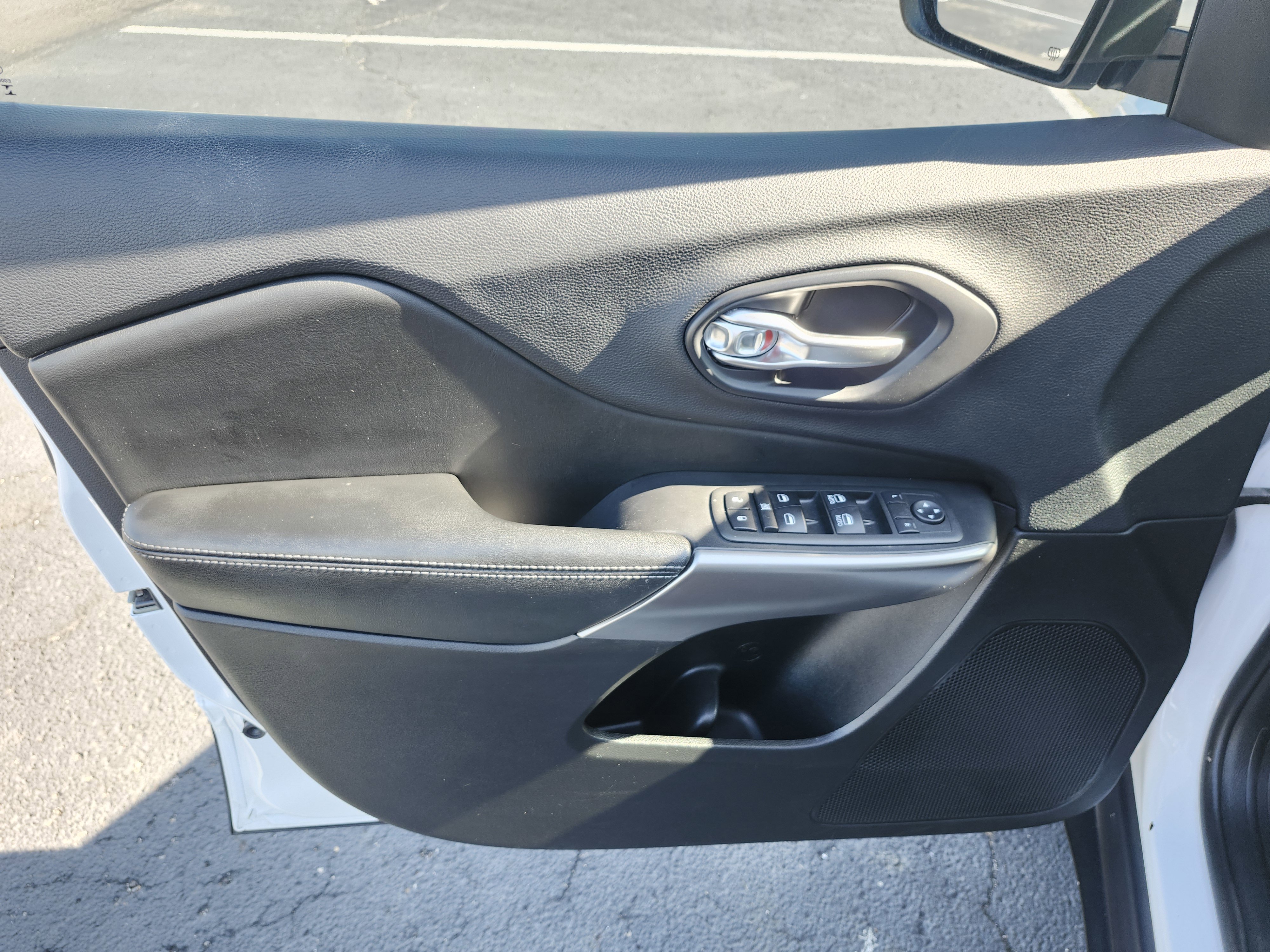 Used 2019 Jeep Cherokee Latitude Plus w/ Comfort/Convenience Group AWD/4WD image 26