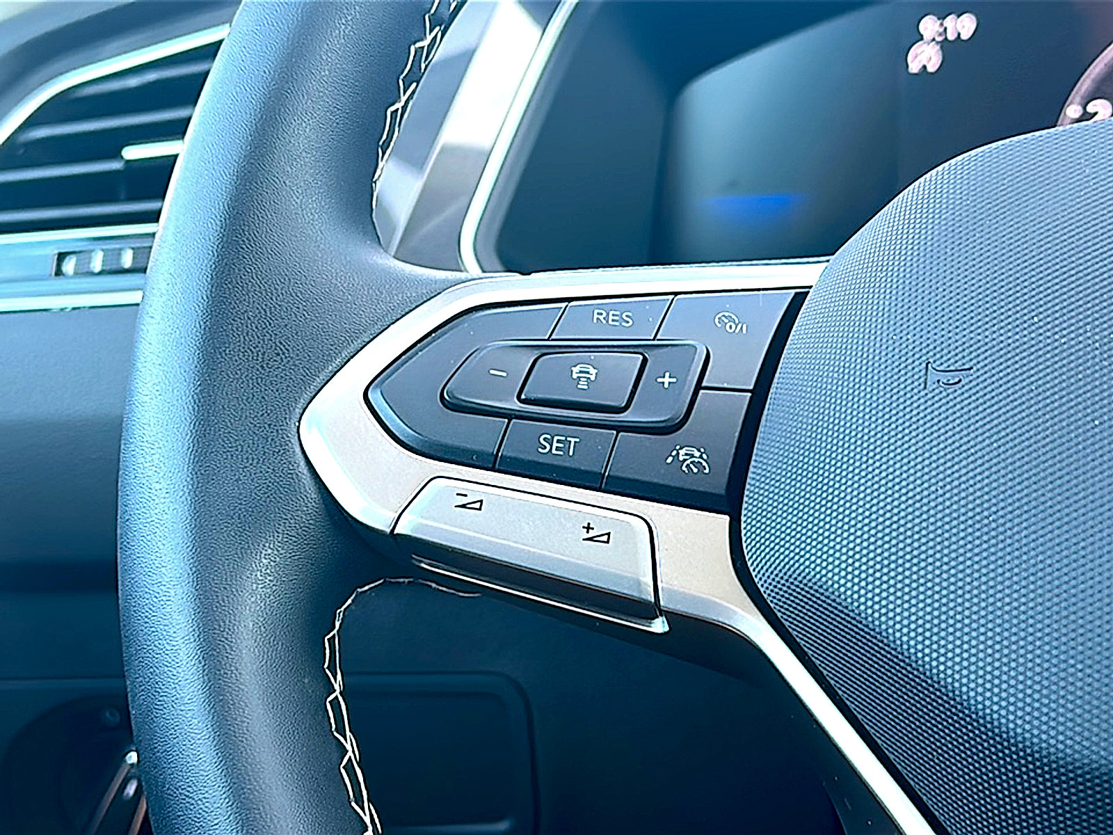 Used 2024 Volkswagen Tiguan SE w/ Panoramic Sunroof Package image 28