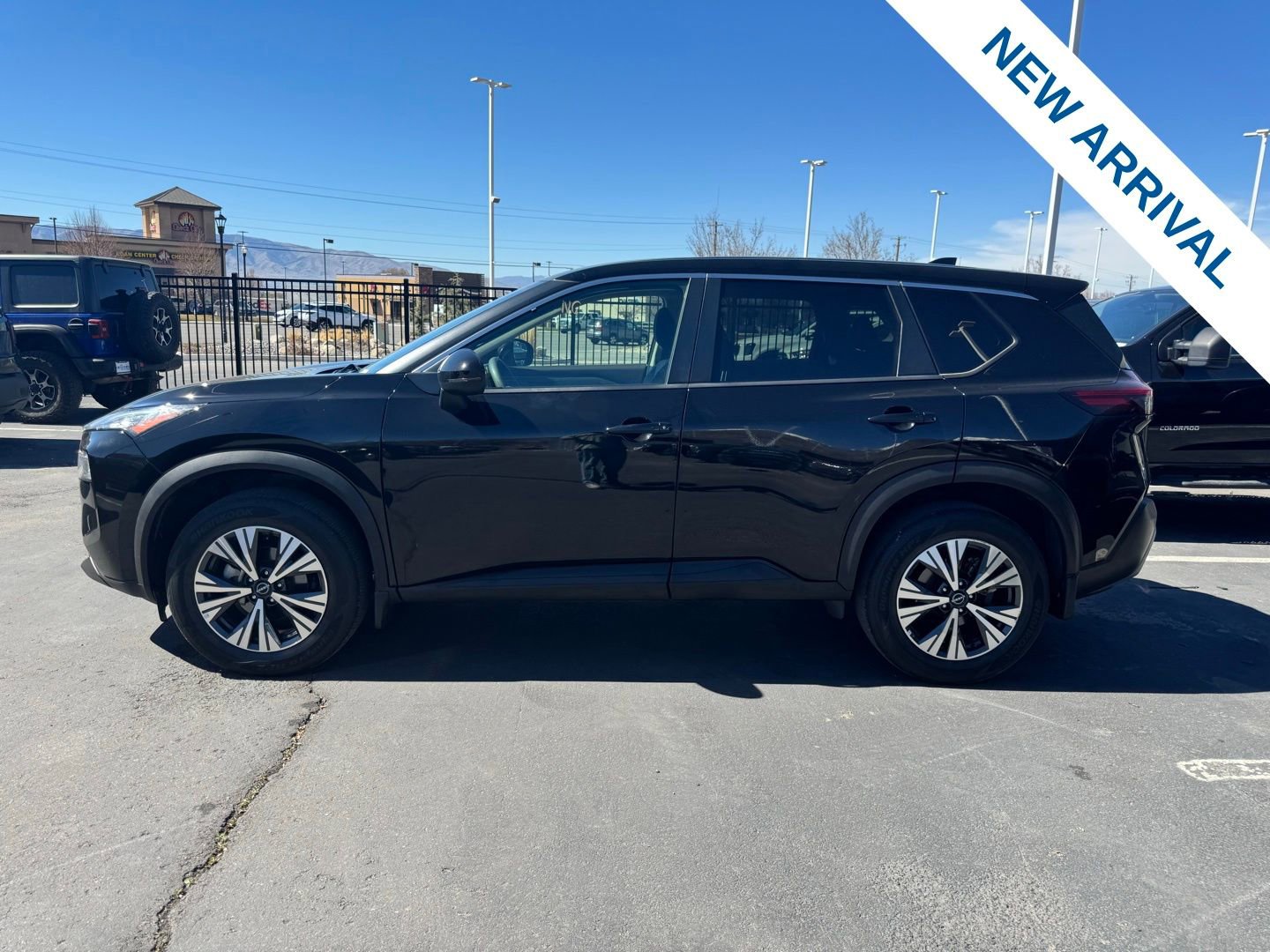Used 2022 Nissan Rogue SV image 4