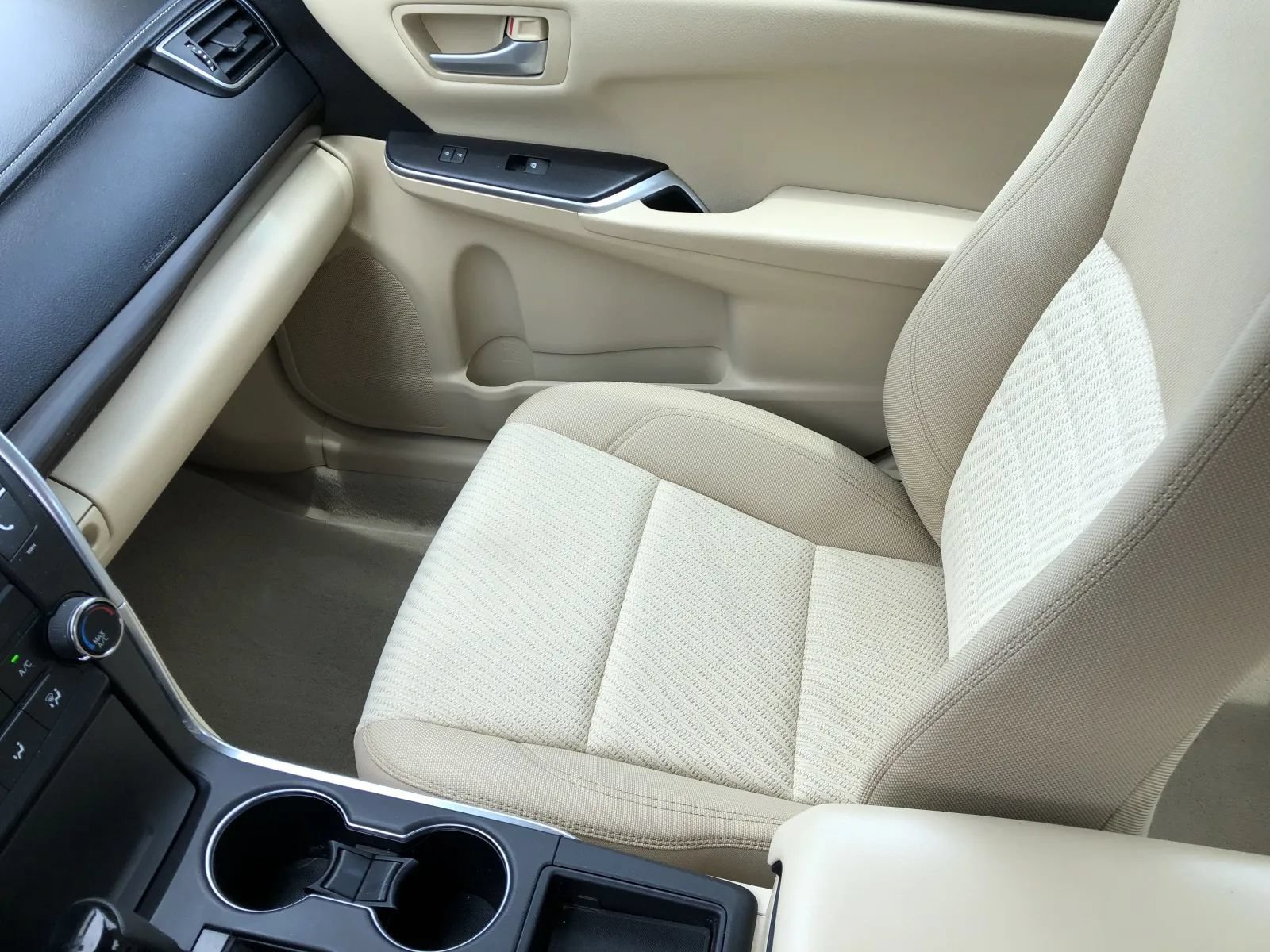 Used 2016 Toyota Camry LE FWD image 29