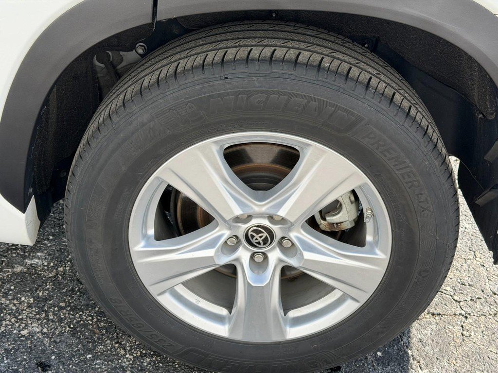 Used 2023 Toyota Highlander LE image 7