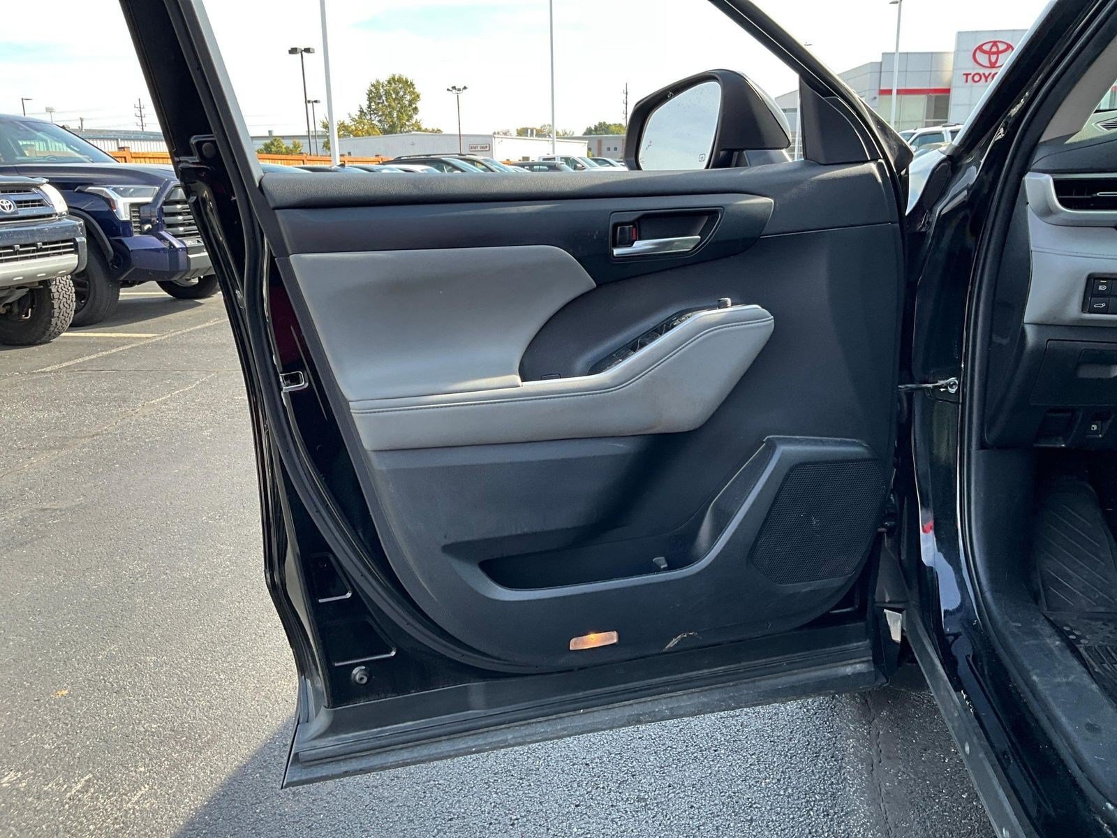 Used 2022 Toyota Highlander XLE AWD/4WD image 18