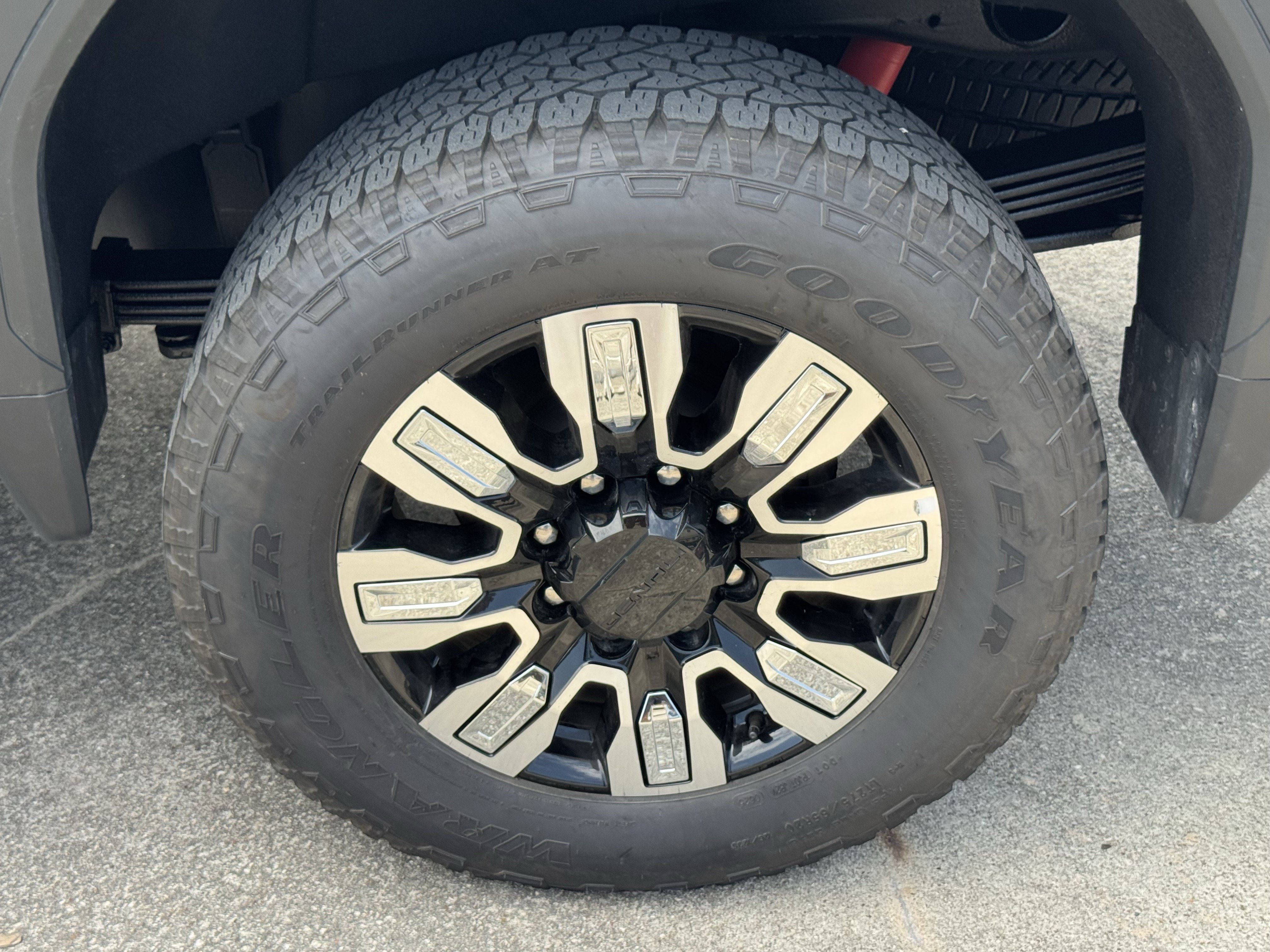 Used 2025 GMC Sierra 2500 Denali AWD/4WD image 9