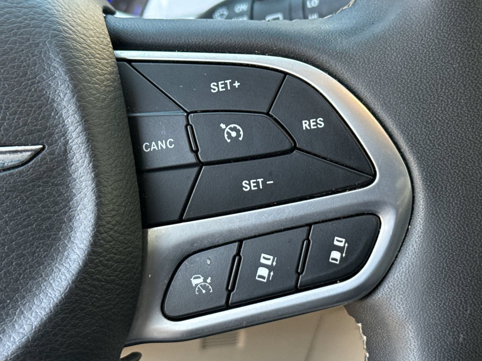 Used 2023 Chrysler Pacifica Touring-L FWD image 25