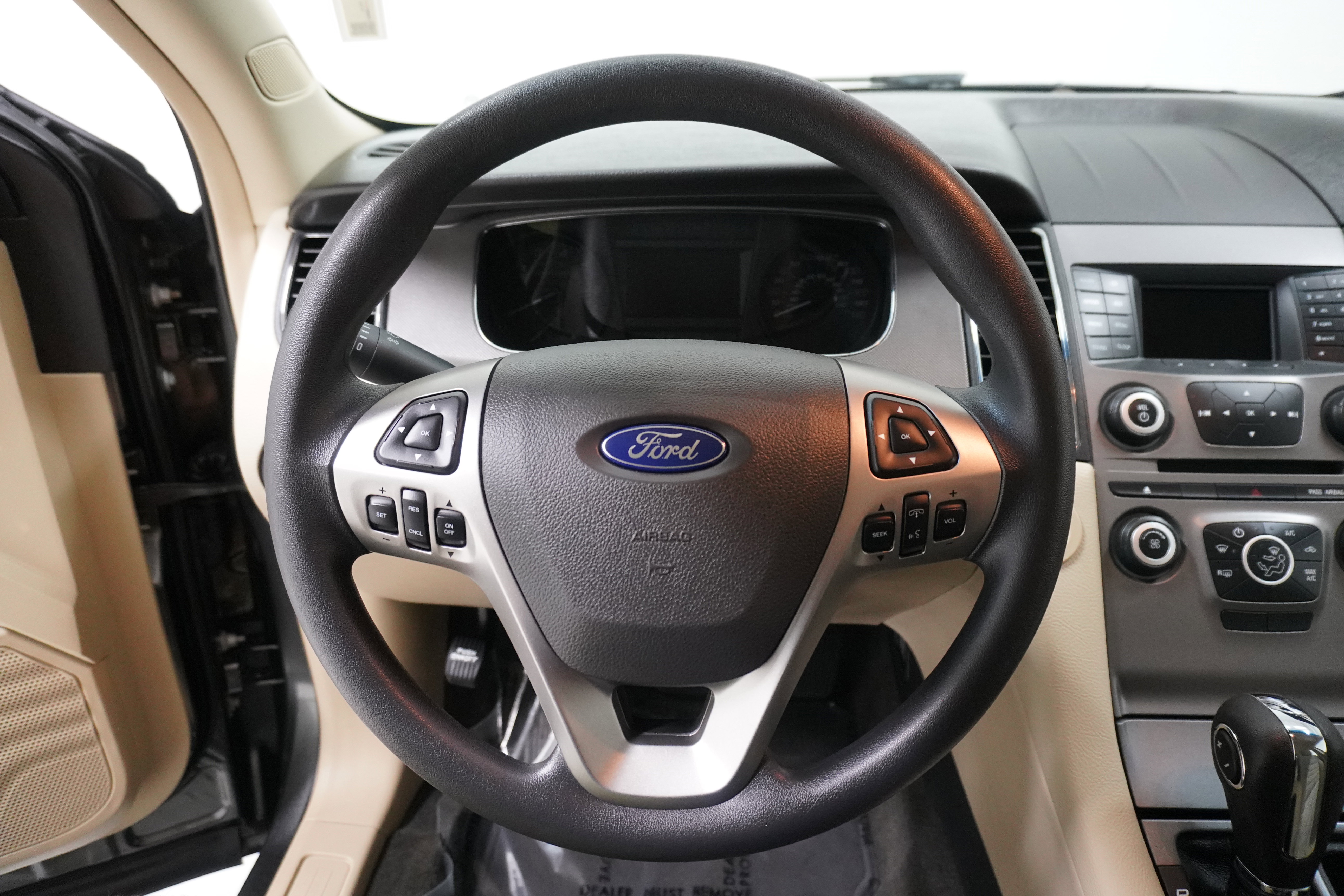 Used 2018 Ford Taurus SE image 14
