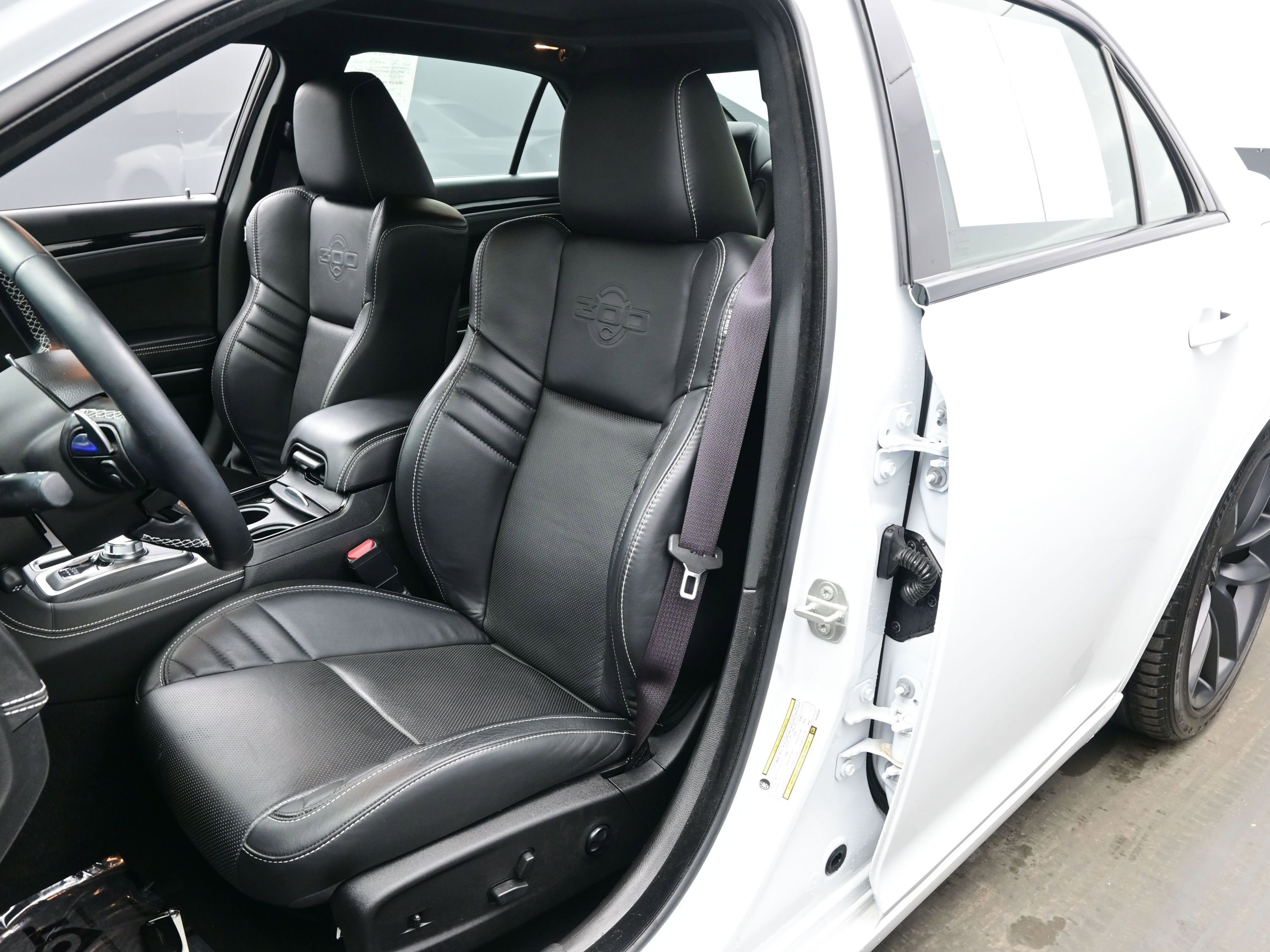 Used 2023 Chrysler 300 C image 12