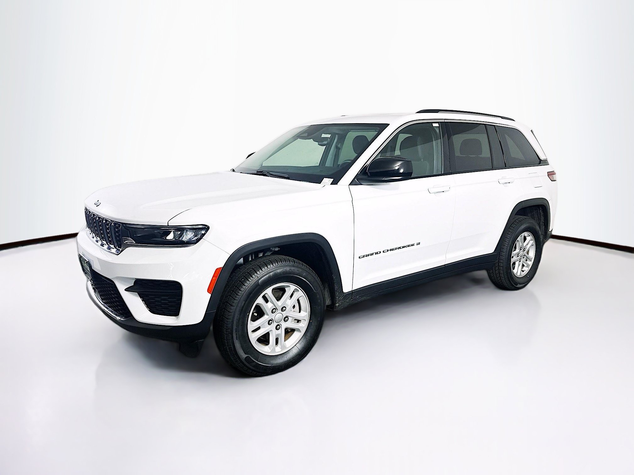 Used 2023 Jeep Grand Cherokee Laredo w/ Luxury Tech Group I AWD/4WD image 3
