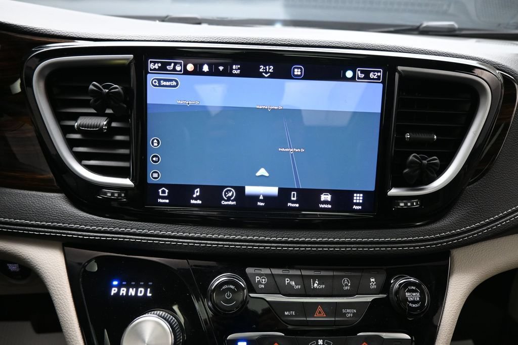 Used 2024 Chrysler Pacifica Limited w/ Uconnect Theater Family Group FWD image 21