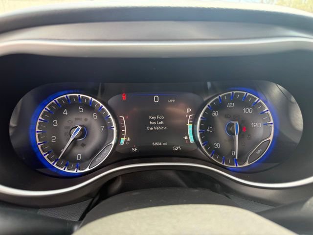 Used 2023 Chrysler Pacifica Touring-L image 19