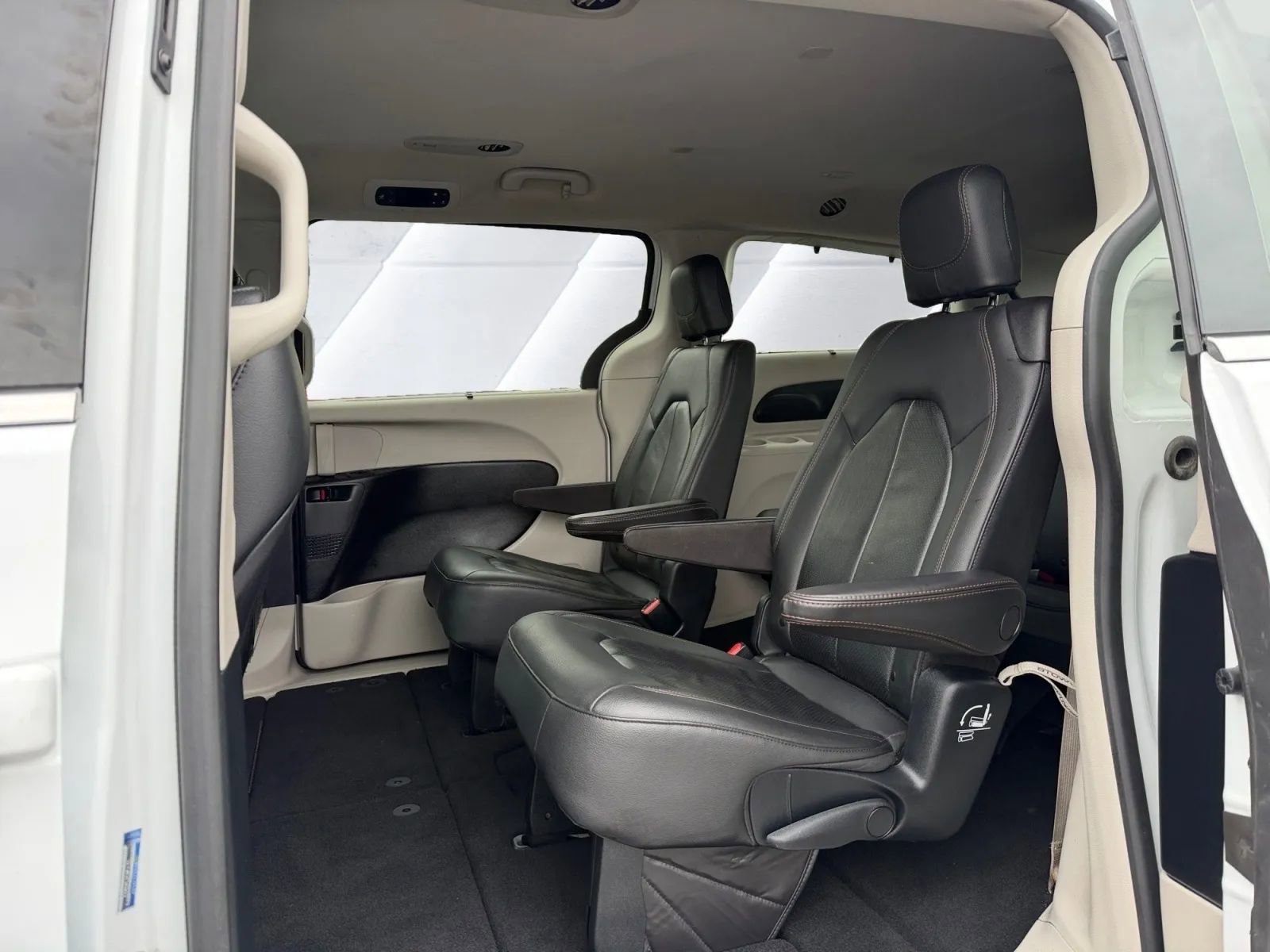 Used 2020 Chrysler Pacifica Touring-L image 12