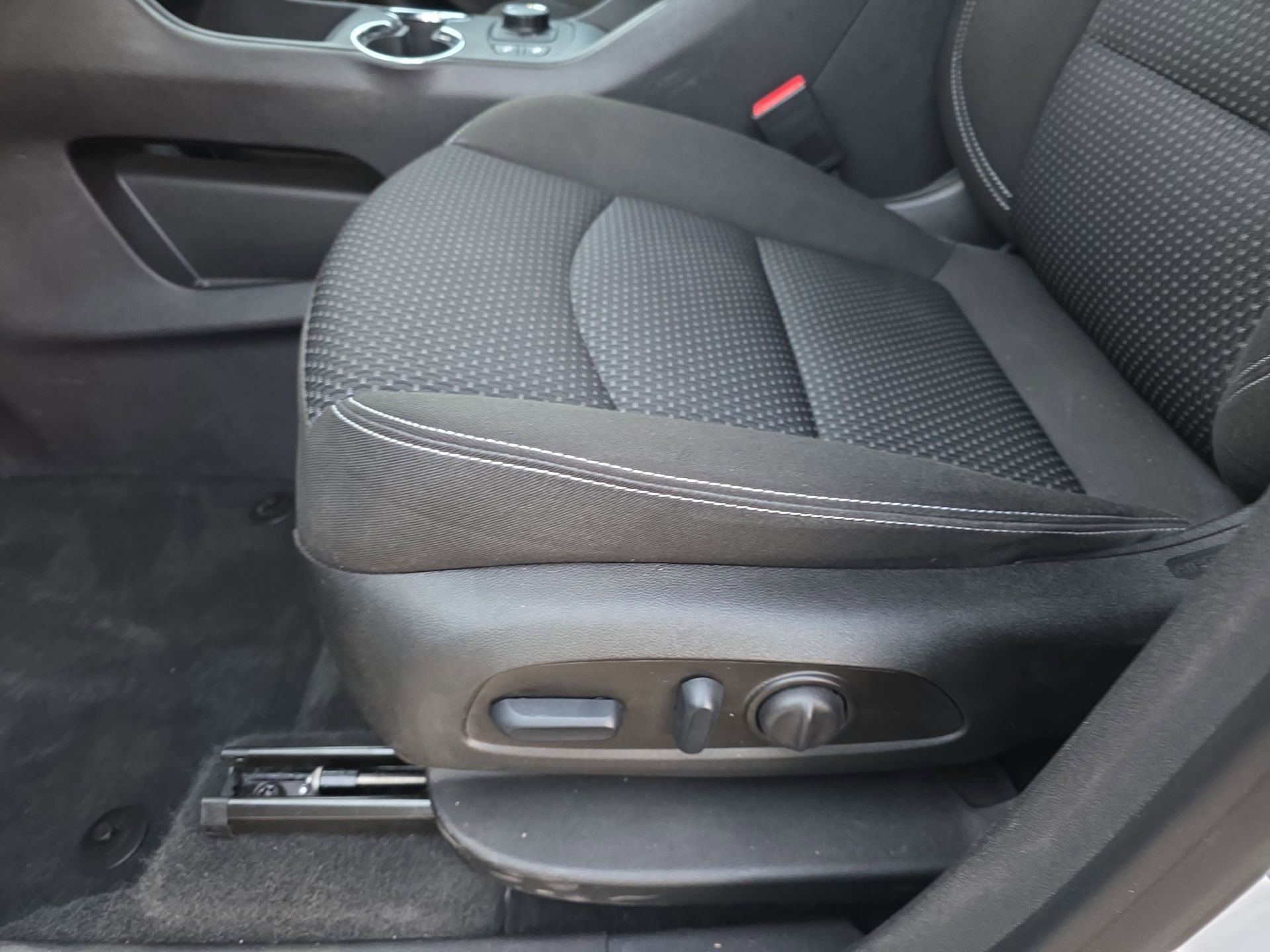 Used 2024 GMC Terrain SLE w/ Driver Convenience Package image 27