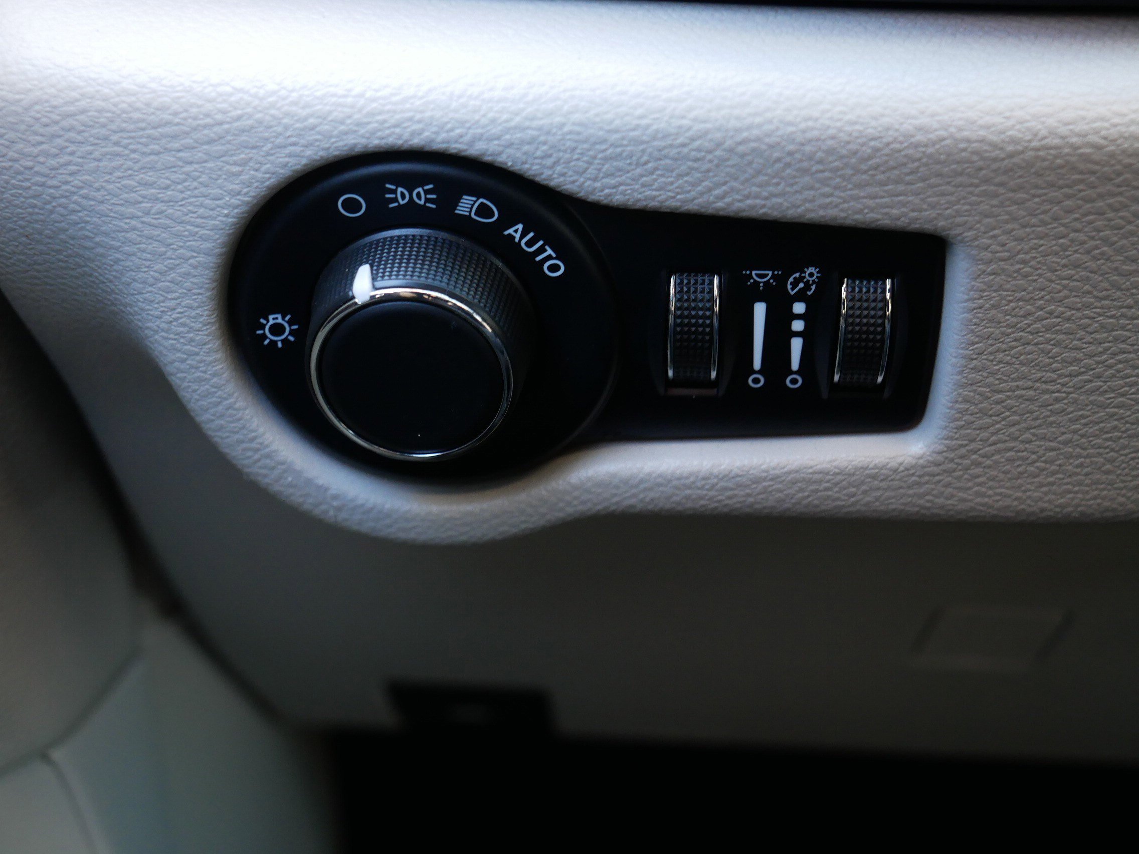 Used 2022 Chrysler Voyager LX image 26