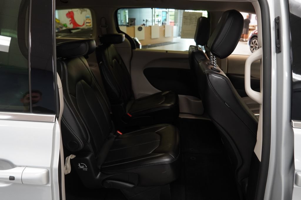 Used 2024 Chrysler Pacifica Touring-L FWD image 21