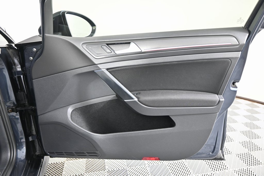 Used 2018 Volkswagen Golf 4-Door image 12