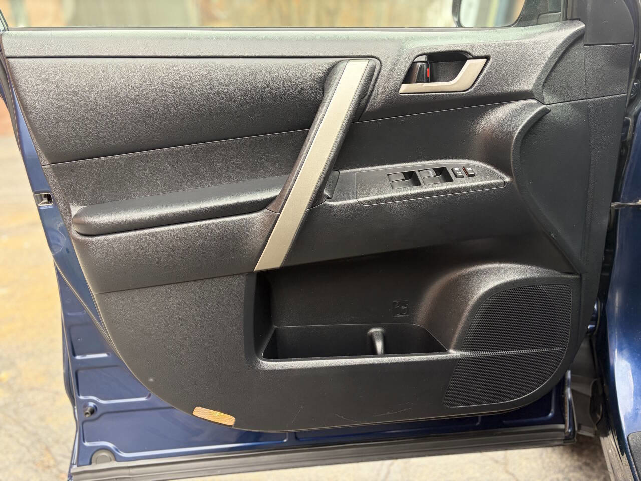 Used 2011 Toyota Highlander SE w/ Tow Pkg AWD/4WD image 11