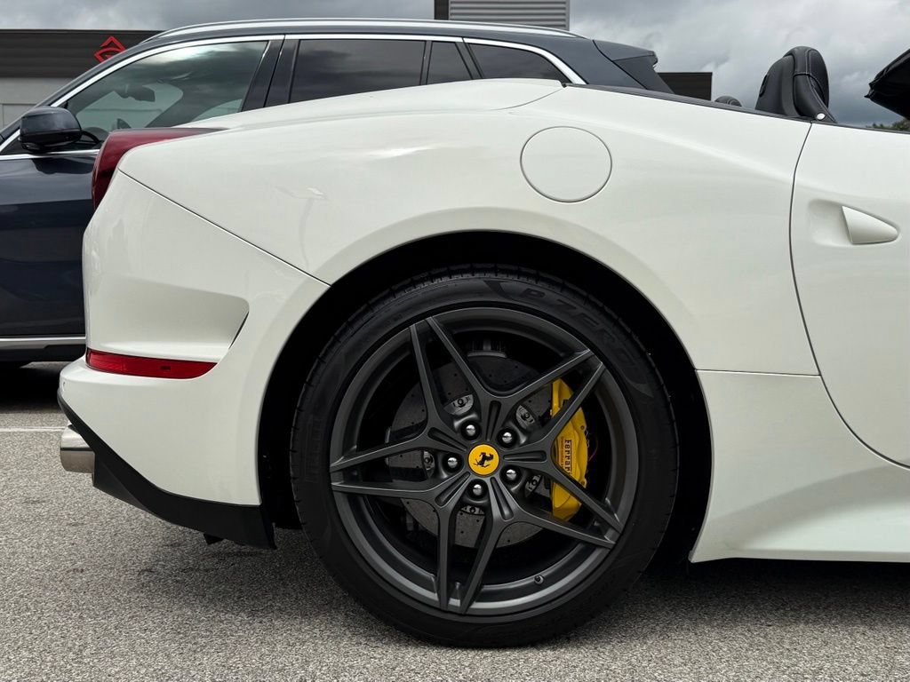 Used 2015 Ferrari California T RWD image 24