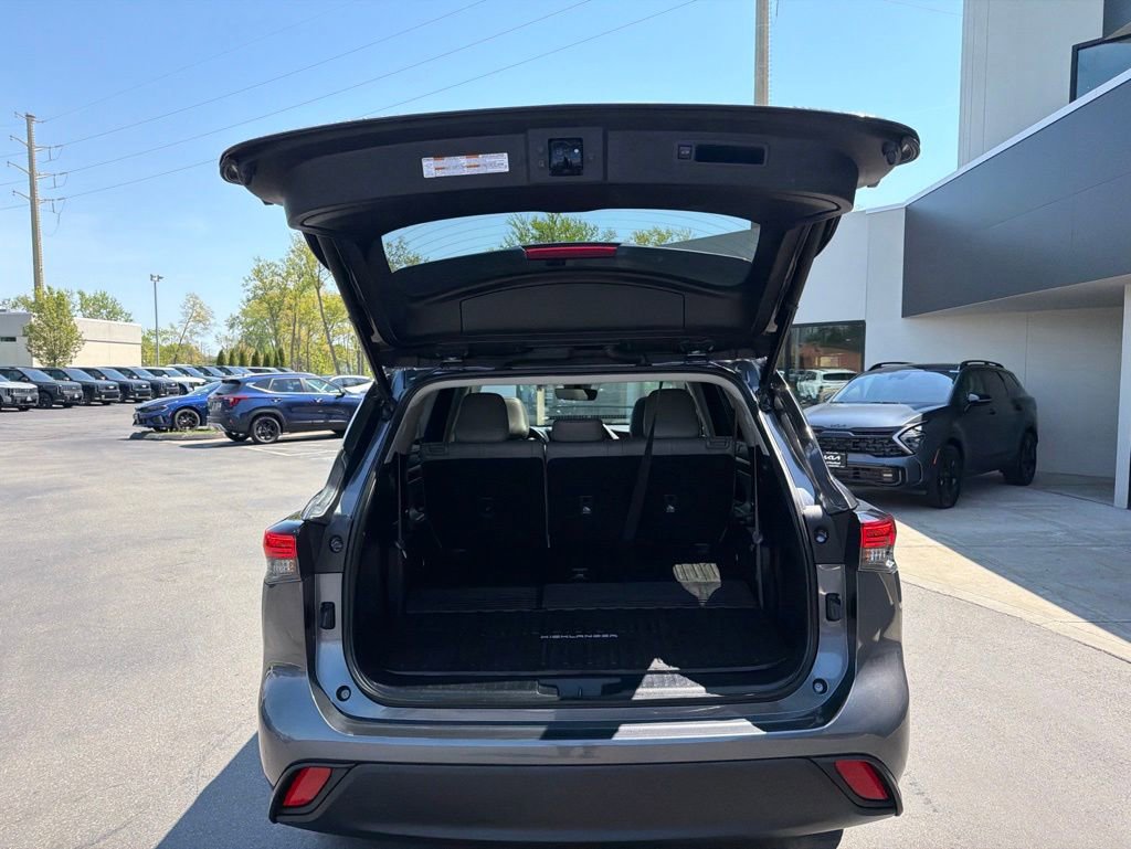 Used 2023 Toyota Highlander XLE AWD/4WD image 15