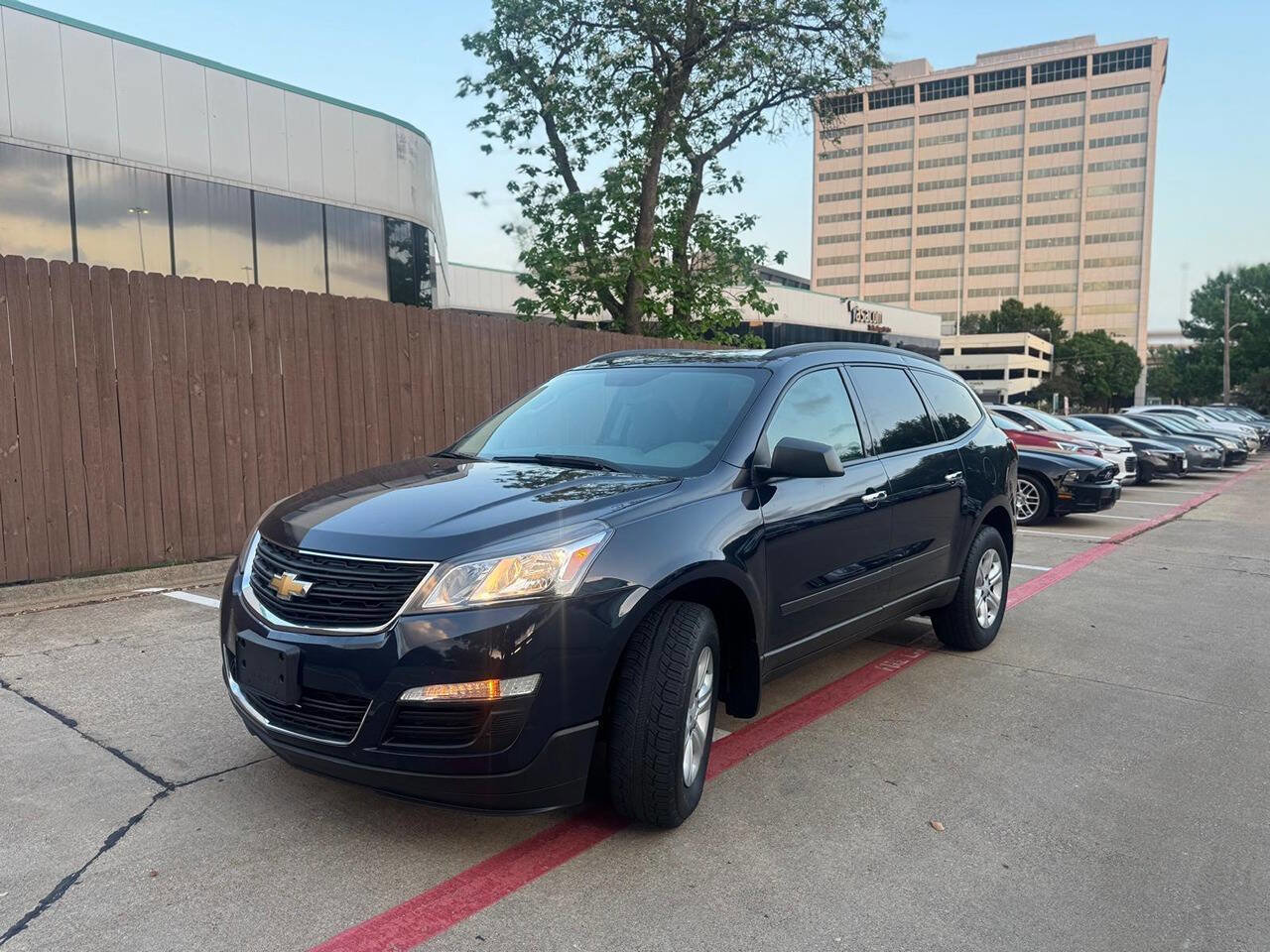 Used 2016 Chevrolet Traverse LS FWD image 2