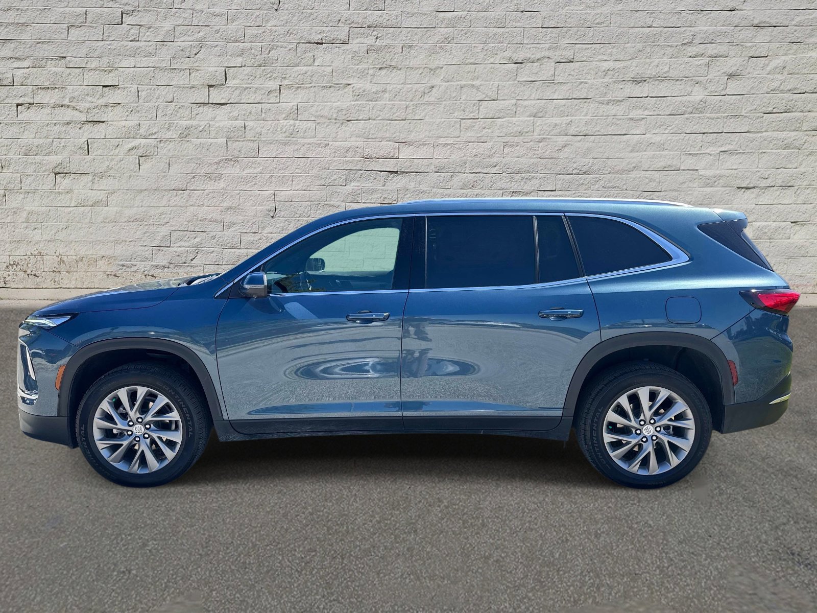 Used 2025 Buick Enclave Preferred FWD image 2