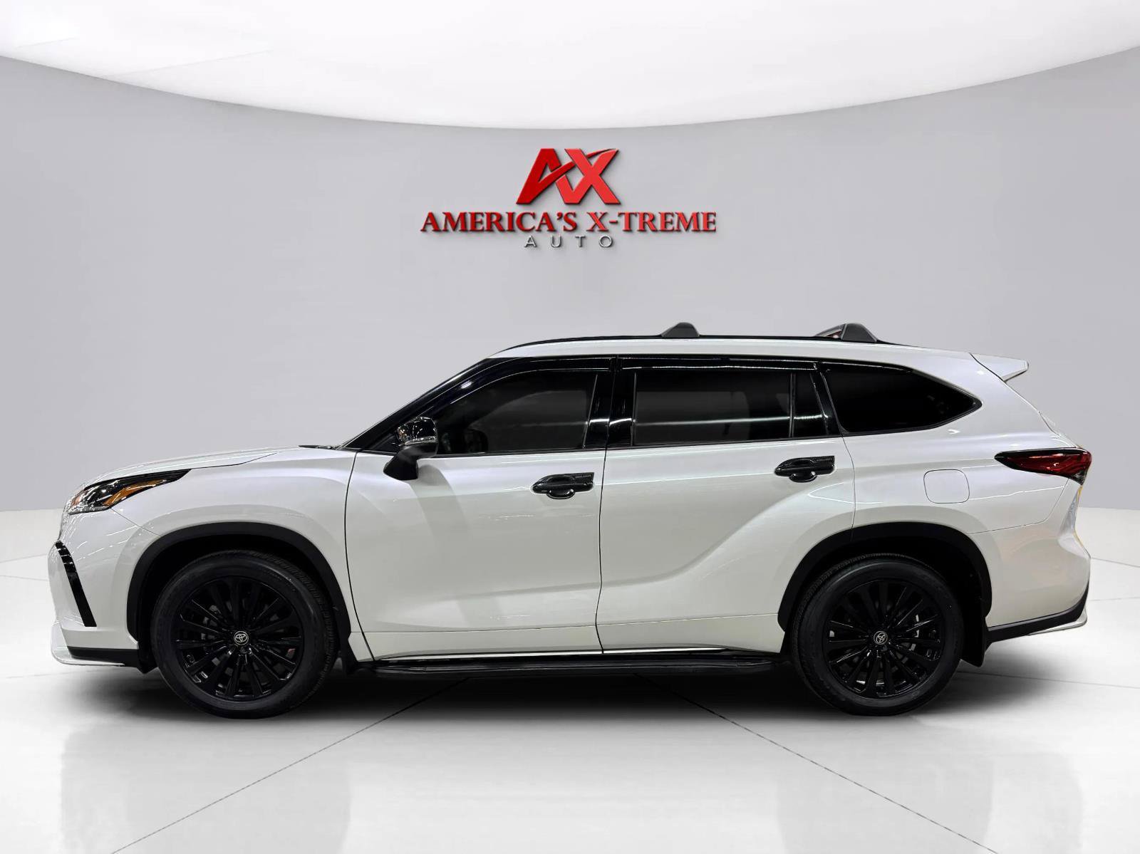Used 2023 Toyota Highlander XSE AWD/4WD image 4