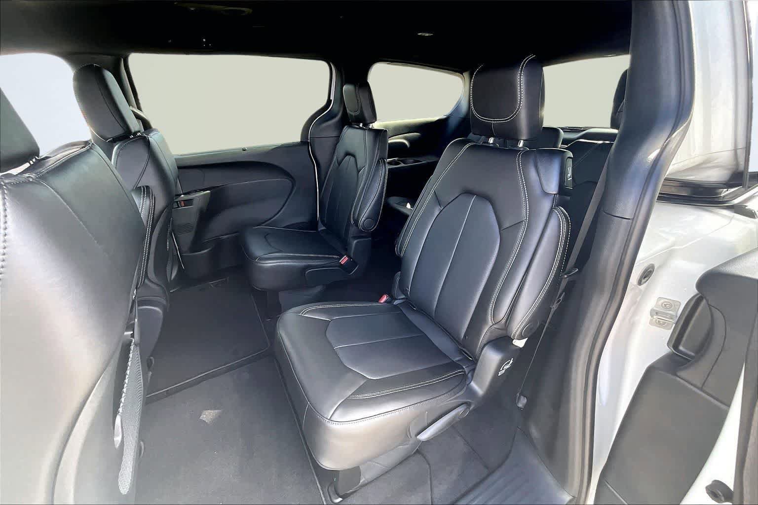 New 2026 Chrysler Pacifica Select FWD image 13