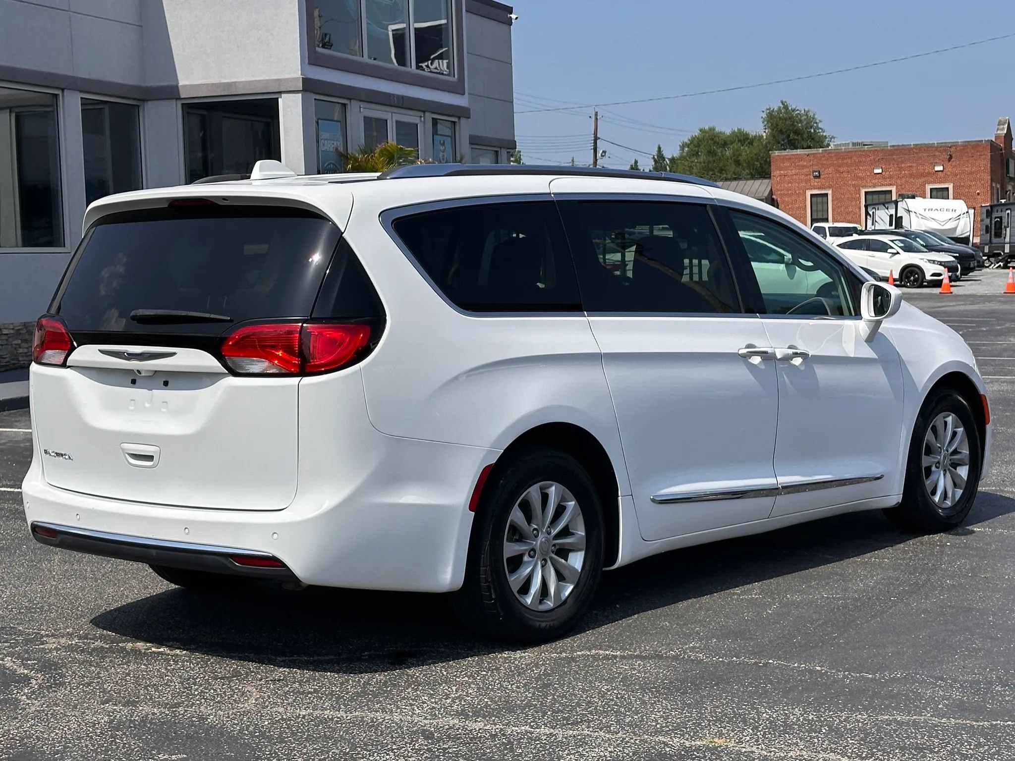 Used 2019 Chrysler Pacifica Touring-L FWD image 5
