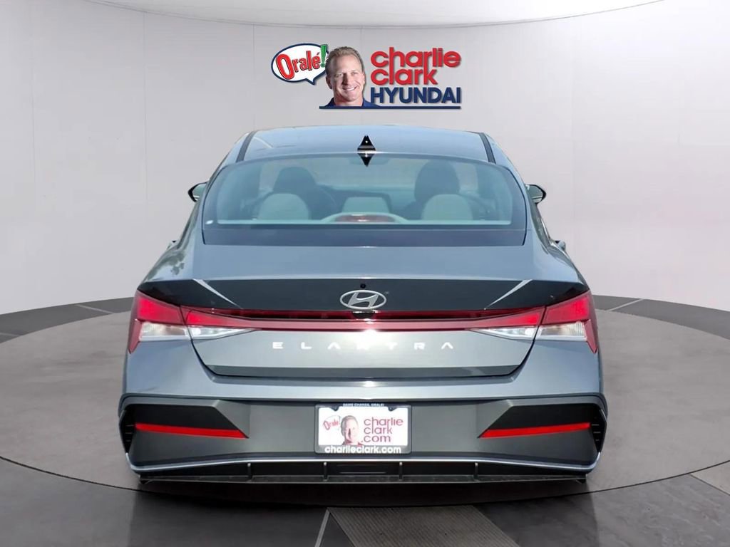 New 2026 Hyundai Elantra SE FWD image 4