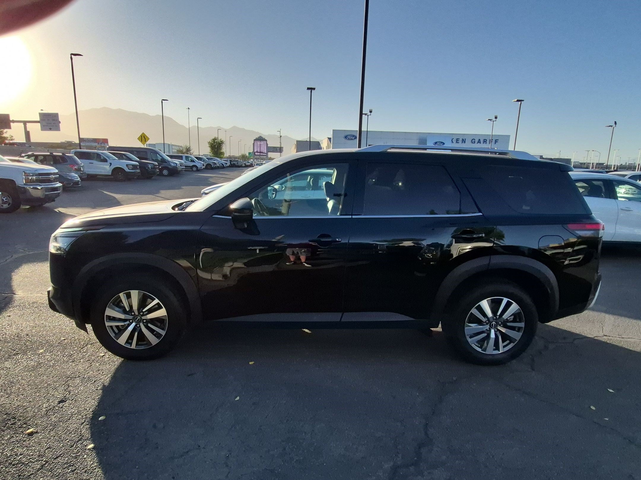 Used 2025 Nissan Pathfinder SL AWD/4WD image 10