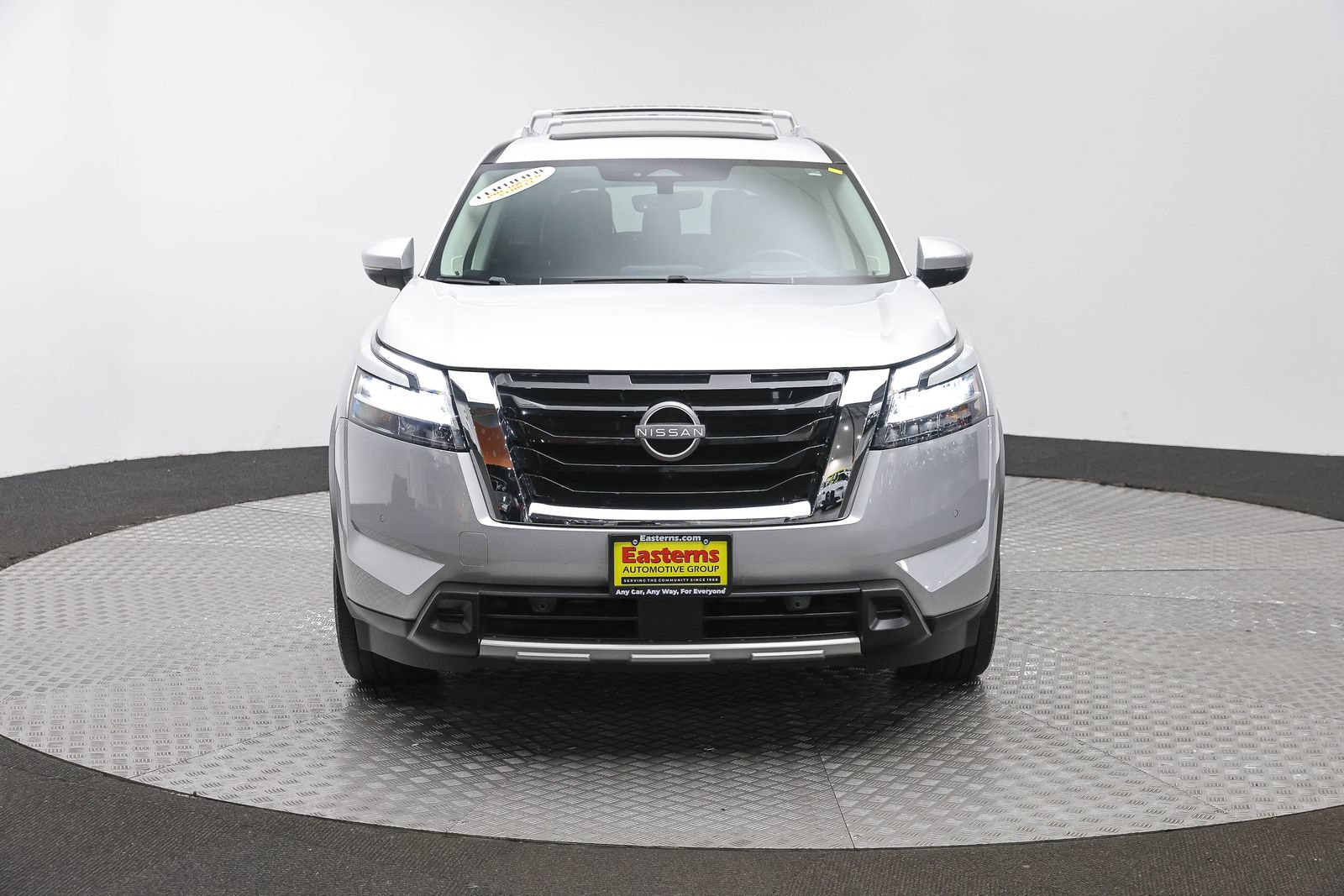 Used 2023 Nissan Pathfinder Platinum AWD/4WD image 2