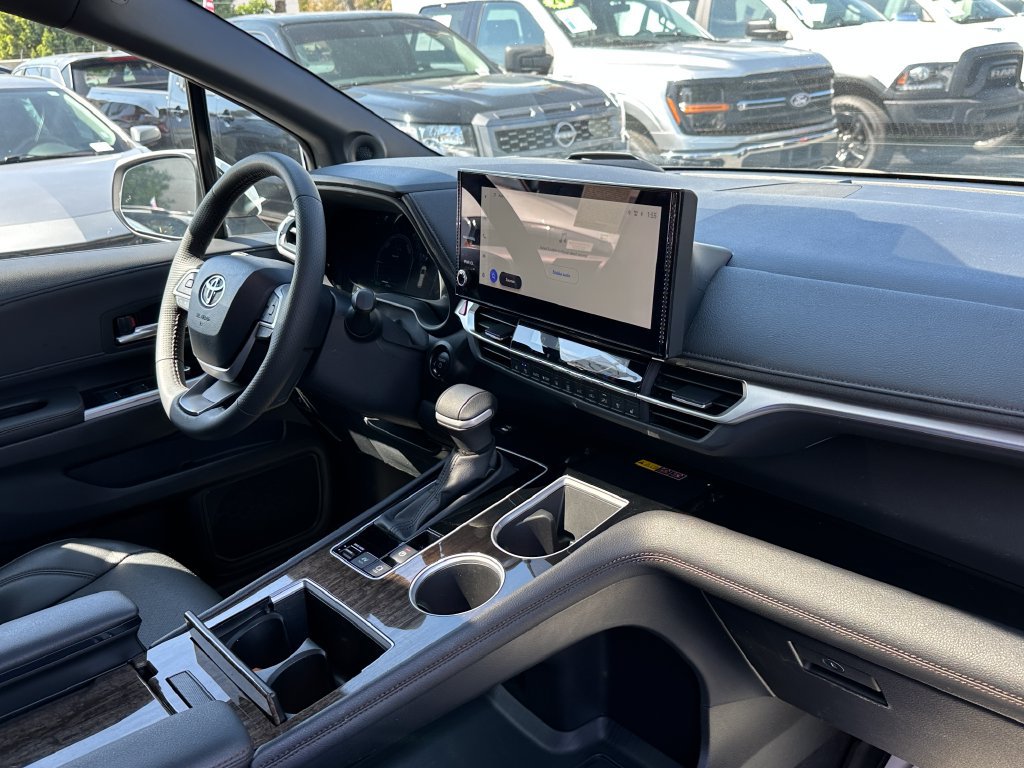 Used 2025 Toyota Sienna Platinum AWD/4WD image 13