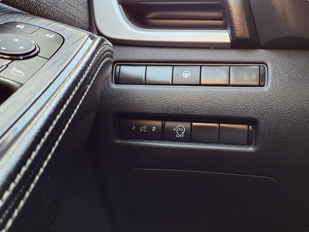 Used 2023 Nissan Rogue SV image 16