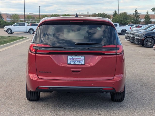 New 2026 Chrysler Pacifica Select image 4