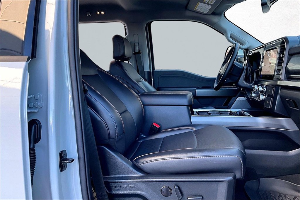 Used 2025 Ford F250 Lariat w/ Black Appearance Package image 31