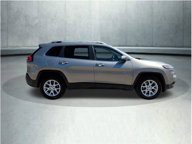 Used 2016 Jeep Cherokee Latitude w/ Cold Weather Group AWD/4WD image 9