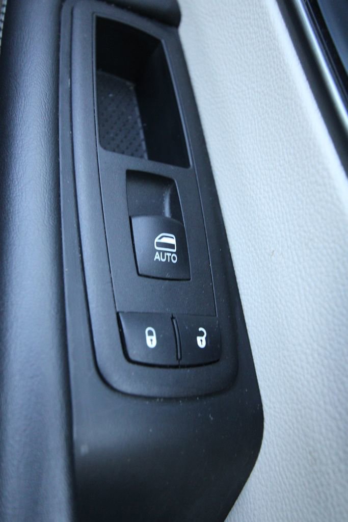 Used 2024 Chrysler Pacifica Touring-L FWD image 25