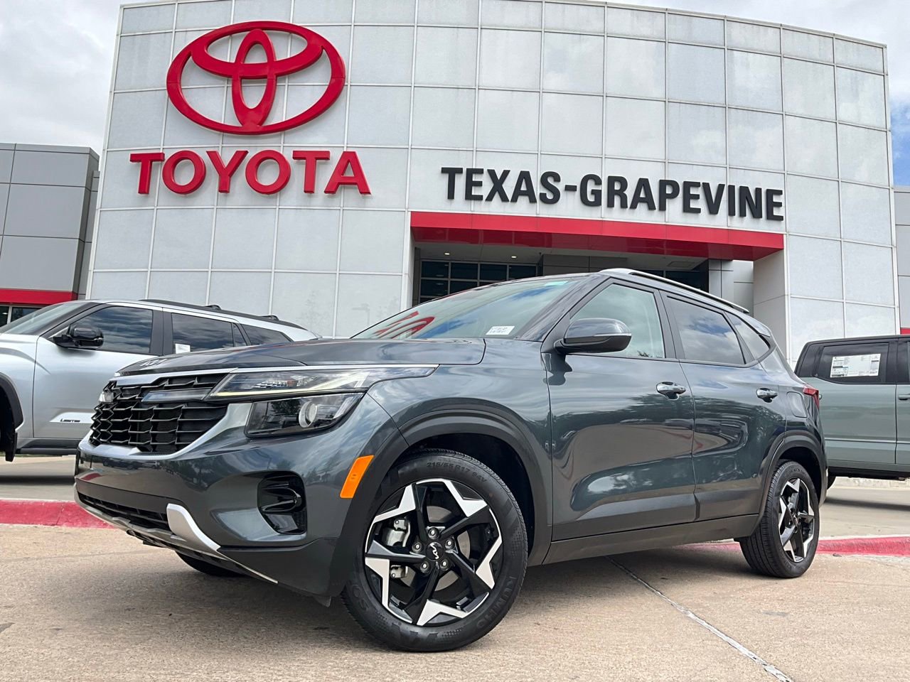 Used 2025 Kia Seltos S FWD image 2