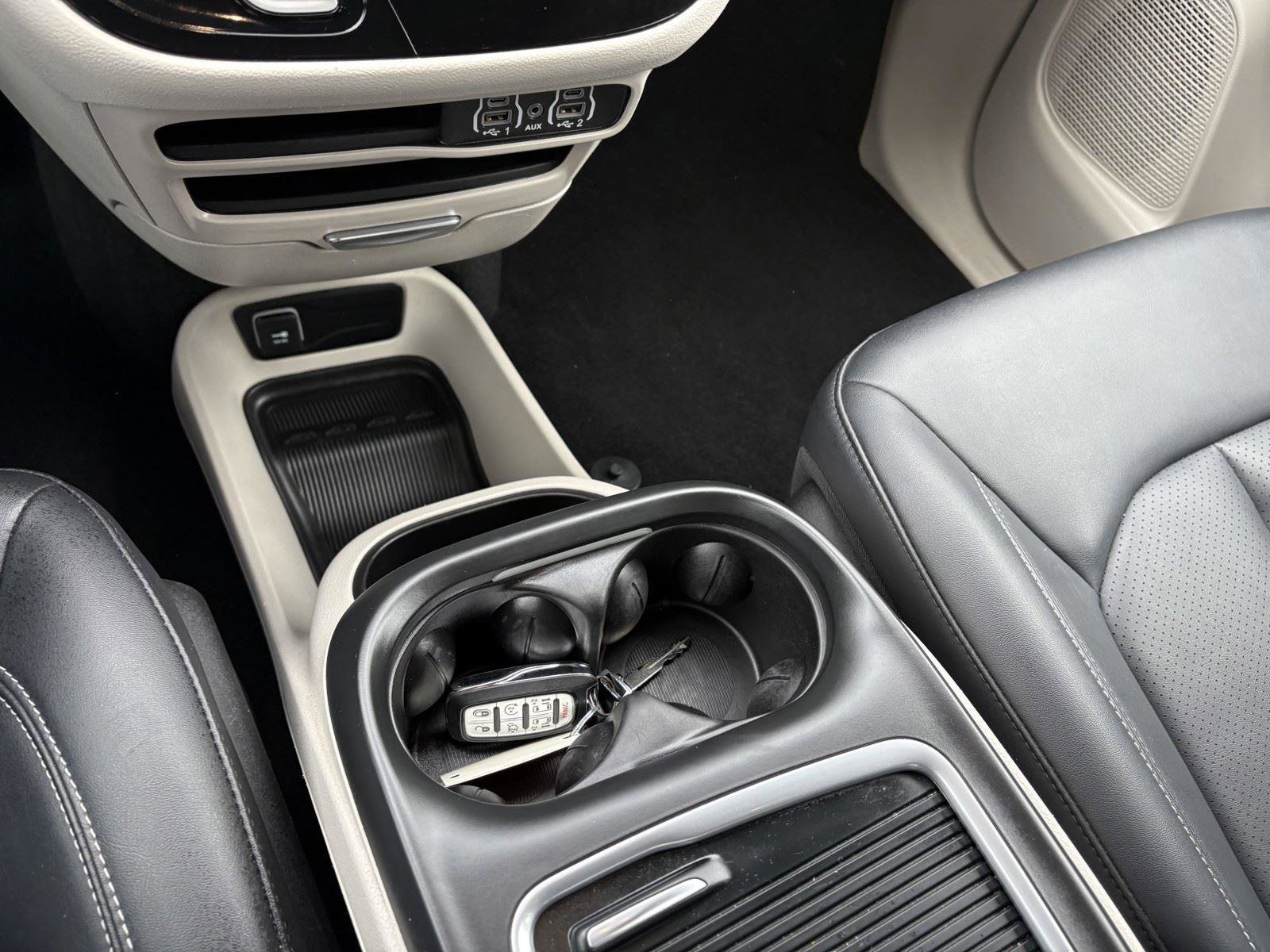 Used 2024 Chrysler Pacifica Touring-L image 16