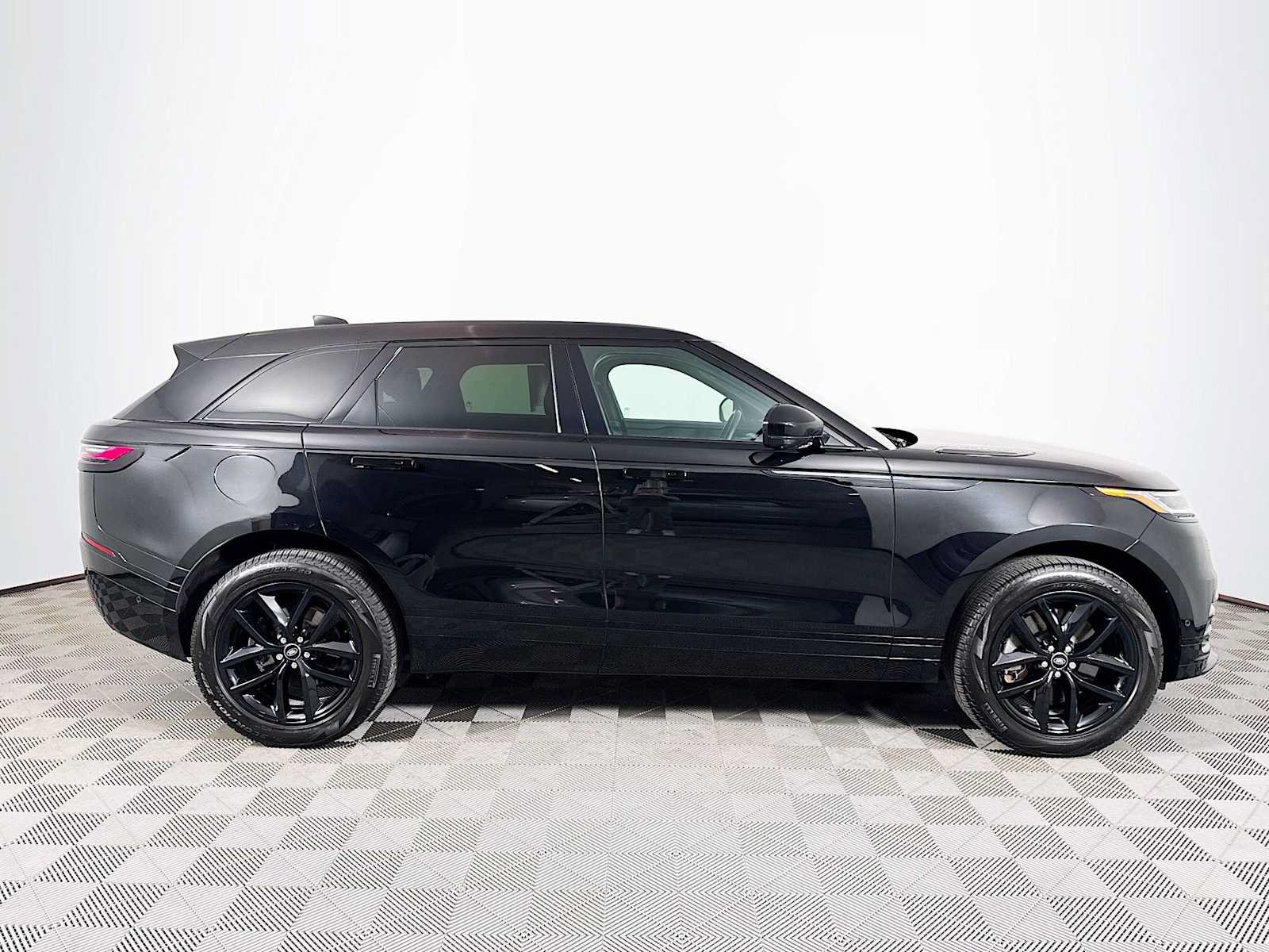 Used 2026 Land Rover Range Rover Velar Dynamic SE AWD/4WD image 4