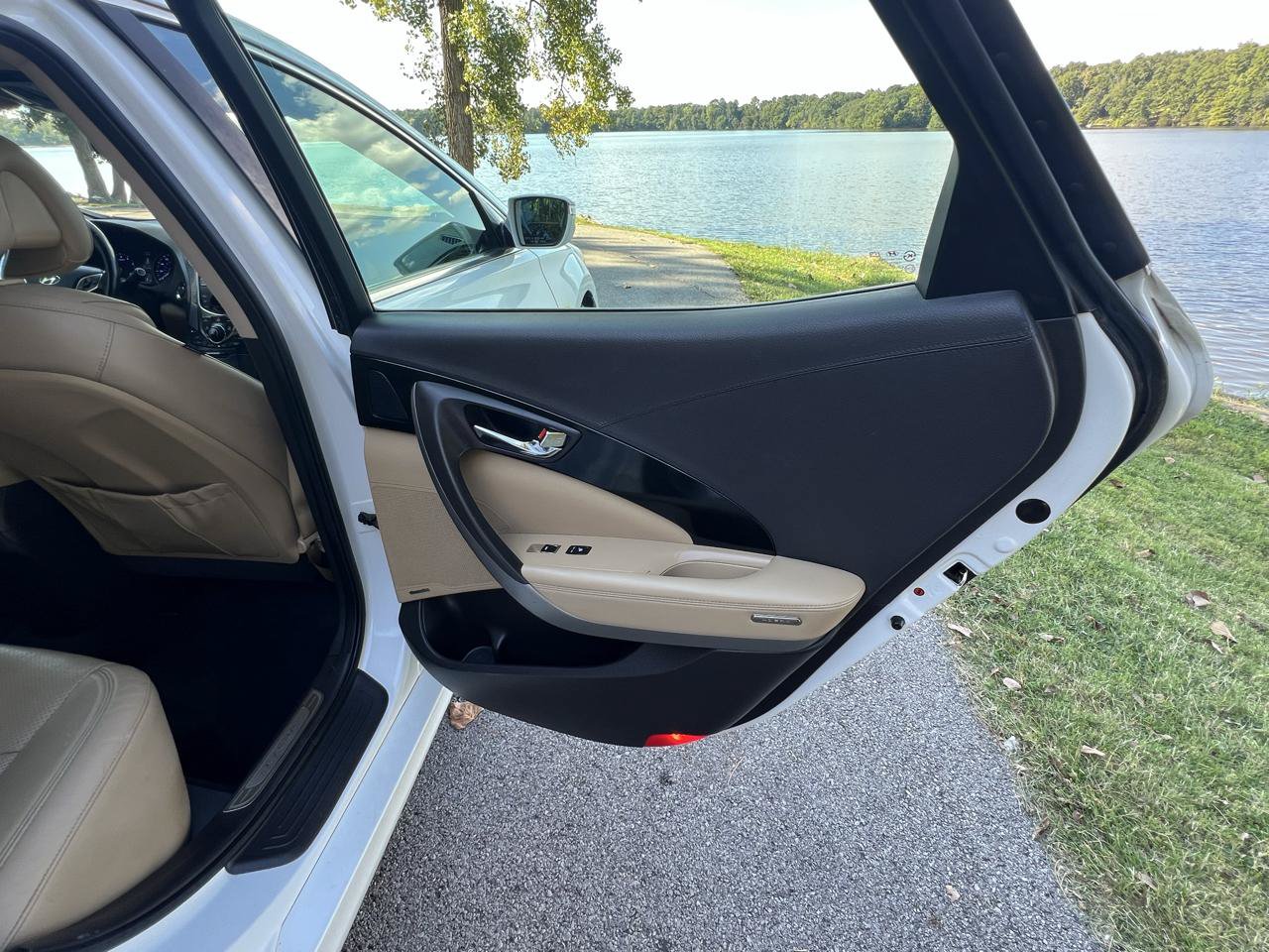 Used 2013 Hyundai Azera FWD image 31