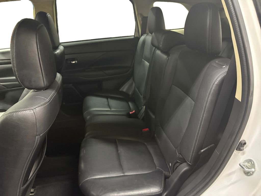 Used 2016 Mitsubishi Outlander GT image 16
