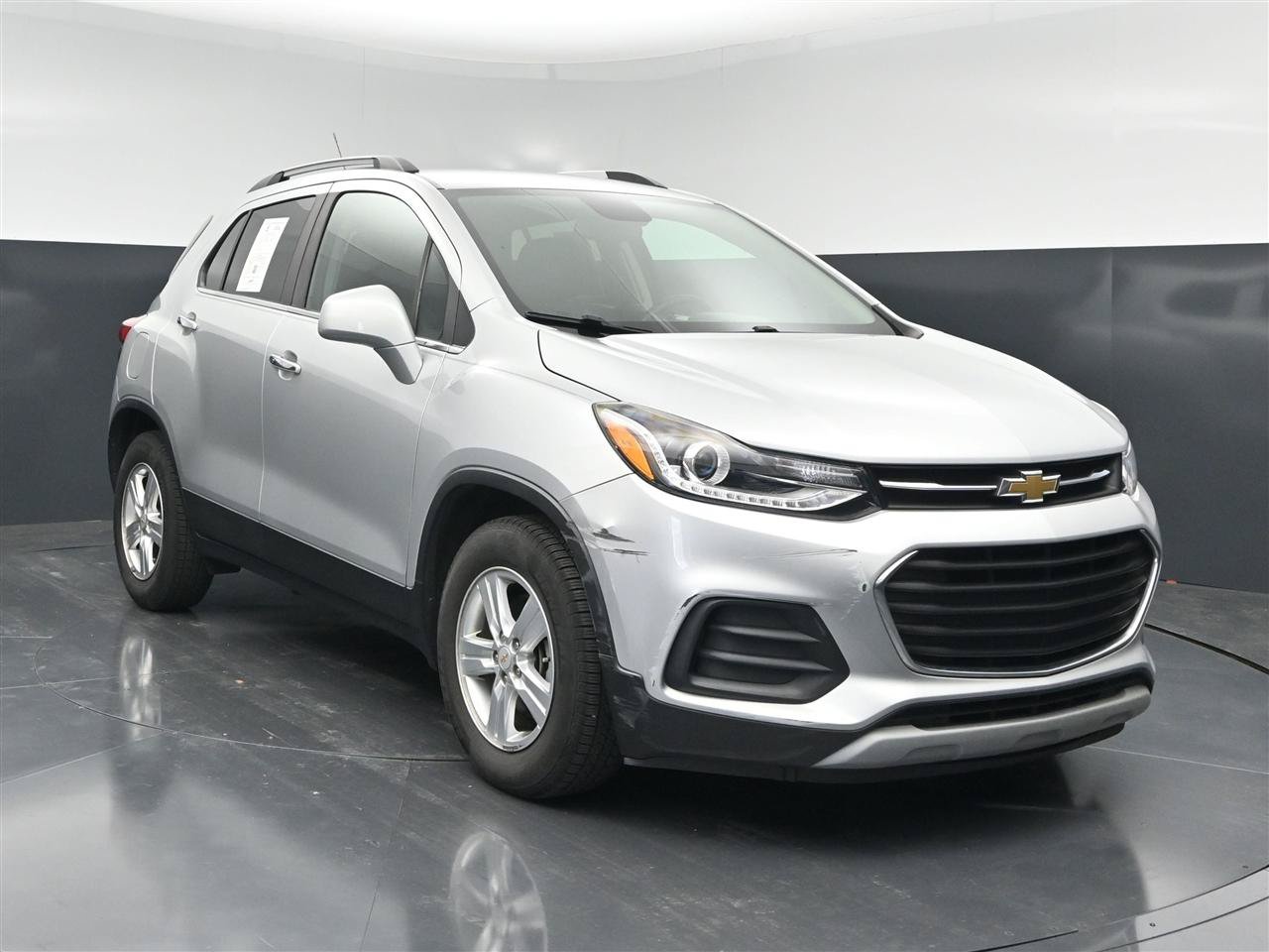 Used 2018 Chevrolet Trax LT w/ LT Convenience Package FWD image 3